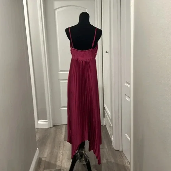 New Petal &‎ Pup Pleated Sleeveless Satin Maxi Dress - Picture 9 of 11